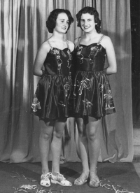 Se svojí nejlepší kamarádkou na maškarním plese v Chomutově, 50. léta