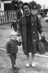 Maminka a syn pamětnice, 60. léta