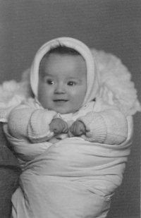 Eva Hozmanová po narození, 1941, Pardubice