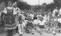 Krojovaný průvod při cestě na Zámeček Pardubice a mezi nimi i pamětnice Eva Hozmanová, 1945
