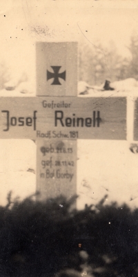 Hrob dědy Josefa Reinelta