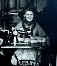 Marie Zemanová, babička pamětnice, začátek 20. století