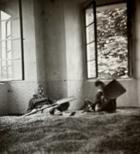 Jaroslava Šťastná na brigádě v pohraničí, přehazovali zrní, 1962