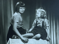 Jaroslava Šťastná se sestrou Věrou Pexovou, 1950