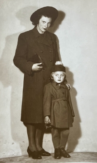 Maminka pamětnice Věra Vildová s malou Jaruškou, 1945