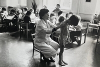 Pamětnice vyšetřuje děti ve škole, 80. léta