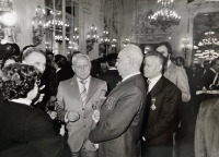 Manžel pamětnice přebírá vyznamenání Laureát státní ceny od Gustáva Husáka, 1983