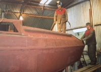 Josef Dvořák pracující na výrobě lodi