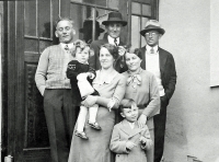 Josef Vítovec s rodinou, vpravo dole