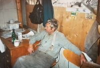 Josef Dvořák odpočívá po práci v loděnicích