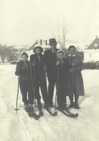 Ludmila Jurásková s rodiči a sestrami v roce 1956