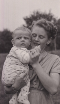 Pamětníkova manželka se synem Zdeňkem, 1959