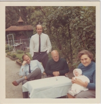 Milan Melichar (vzadu) s rodiči, bratrem Oldřichem a synovcem, Švýcarsko, Horgen, 7. září 1969