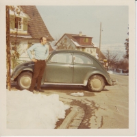 Milan Melichar před svým prvním autem v emigraci