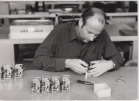 Milan Melichar při výrobě elektroměrů, 70. léta