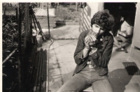 Břetislav Rychlík na dvorku ve Veselí nad Moravou