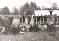 První setkání se zájemci o skautování ve Veselí nad Moravou u hvězdárny, květen 1968