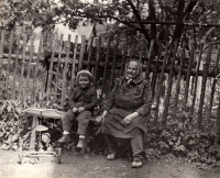 Petr Oravec s prababičkou v Travné