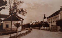 Po pravé straně rodný dům Ivana Pelanta v Uherském Brodě - dnešní Hradišťská ulice 253 (dům byl zbourán v sedmdesátých letech, 30. léta 20. století