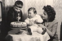 První narozeniny pamětníkova bratra Františka, vlevo Břetislav Rychlík, vpravo matka Marie 