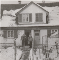 S bratrem a švagrovou před prvním domem v emigraci, 1969