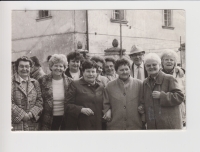 Setkání v Zámrsku, zleva vpředu Dana Rolečková, neznámá žena, Anna Mužíková, Dáša Žaludová, Jarmila Bočánková, vzadu zprava Eva Havelková, Miloš Jindra, dvě neznámé, Eva Dušková, 1992
