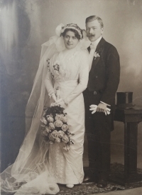 Svatební foto rodičů pamětnice - Marie a Leo Schochovi