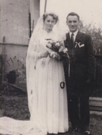 Svatební fotografie manželů Brožových, 1956