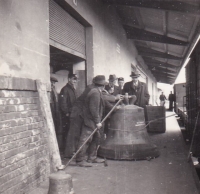 Vagónování sejmutých zvonů na uherskobrodském nádraží, nařízeno německou okupační správou. Vyšší muž v klobouku za zvonem je Josef Pelant, který byl Památk. úřadem v Brně pověřen organizováním, duben 1942
