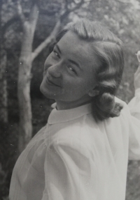 Vlasta Skřičková, 17 let, rok 1942. Autorem fotografie je její tatínek, vášnivý fotograf 