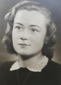 Vlasta Skřičková, 1944, foto z maturitního tabla 