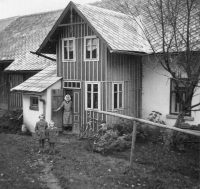 Zdeňka Zalabáková rozená Čurdová s mladší sestrou Dášou, v pozadí babička Marie Skrbková před domem v Jesenném u Semil č.p. 174 za války
