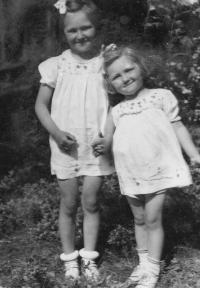 Pětiletá Zdeňka Zalabáková, rozená Čurdová, s dvouletou sestrou Dášou v roce 1940