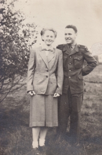 Zdeněk Brož se svojí budoucí manželkou Eliškou, 1950 