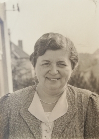 Maminka pamětnice Marie Schochová v roce 1938