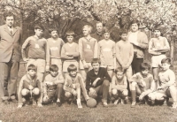Žáci házené ve Veselí nad Moravou v roce 1972, nahoře vpravo Břetislav Rychlík