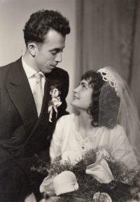Stanislav Trávníček s manželkou na svatební fotografii v r. 1962