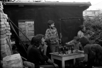 Břetislav Rychlík (v kárované košili) u rodičů Olina Nejezchleby 