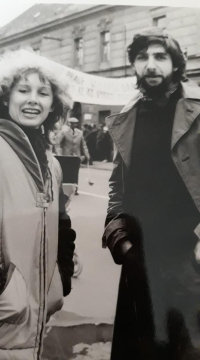 Břetislav Rychlík s Alenou Punčochářovou během prvomájového průvodu v roce 1985 ve Veselí nad Moravou 
