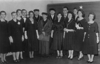Pamětnice (označena hvězdičkou) s profesory na Karlově univerzitě, šestý zleva prof. Josef Švejcar, 1958
