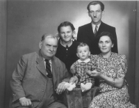 Rodina Varhaníkova, Zdenka Kopecká uprostřed nahoře, 11 let. Na fotografii je tatínek Zdenek Varhaník, maminka Anna Varhaníková a dědeček z otcovy strany Bohuslav Varhaník, 1944