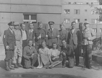 Skupina barikádníků z domu na Pankráci 1020/63, kde pamětnice bydlela. Muž v čepici je doktor Reimann, úplně vpravo rakouský protifašistický bojovník Hugo Netter, 1945