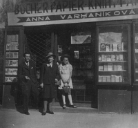 Knihkupectví Varhaníkových, pamětnice vpravo vedle rodičů Zdenka a Anny Varhaníkových, druhá světová válka 