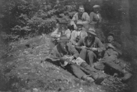 Otec (uprostřed) zřejmě za války s lesními dělníky