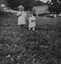 Pamětnice se starší sestřenicí ve Zvonkové, cca 1941