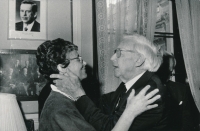 Helena Illnerová s Jürgenem Aschoffem při příležitosti předání medaile J. G. Mendela, cca 1998