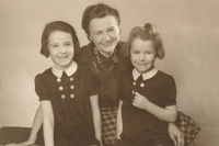 Helena Illnerová (vpravo) s matkou Libuší Lagusovou a sestrou Blankou
