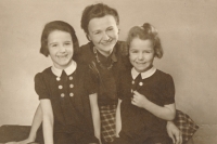 Helena Illnerová (vpravo) s matkou Libuší Lagusovou a sestrou Blankou