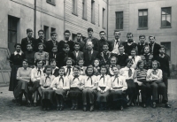 Třídní fotografie osmé třídy ze základní devítileté školy v Karlíně, 1952. Helena Illnerová třetí zleva ve třetí řadě