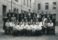Třídní fotografie z osmé třídy základní devítileté školy v Karlíně, Helena Illnerová třetí zleva ve třetí řadě, 1952